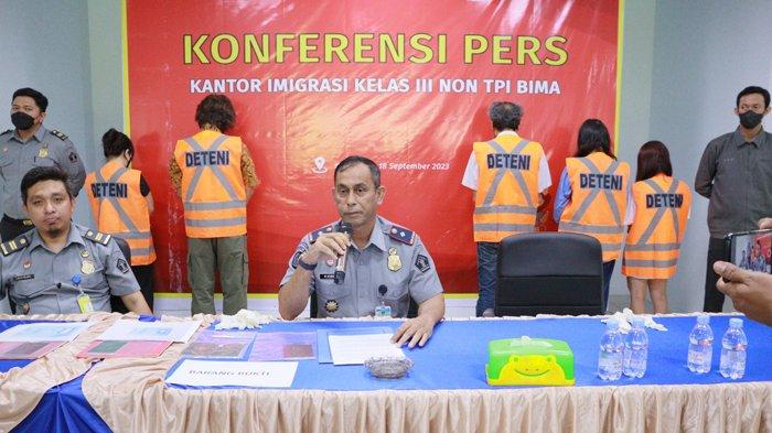 Kepala Kantor Imigrasi Kelas III Non TPI Bima, Muhammad Usman menjelaskan kronologis petugas mengamankan WNA yang mengajukan data palsu.