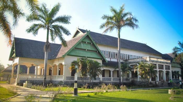 WISATA BIMA - Tampak depan Museum Asi Mbojo Bima NTB. Bangunan museum dulunya adalah istana Kesultanan Bima yang dikenal dengan nama Asi Mbojo, dan kini menjadi pusat edukasi sejarah bagi wisatawan lokal maupun mancanegara. 