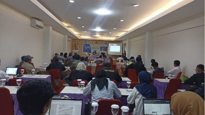 Diskusi bedah buku bertajuk “Merampas laut merampas hidup nelayan” yang diadakan Wahana Lingkungan Hindup (WALHI) NTB, Rabu (28/5/2025).