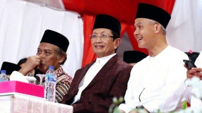 Bacapres PDIP Ganjar Pranowo (kanan) dan Imam Besar Masjid Istiqlal Nasaruddin Umar hadir dalam acara halal bi halal di Lapangan Tikala, di depan Wali Kota Manado, Sulawesi Utara, Kamis (18/5/2023) sore.