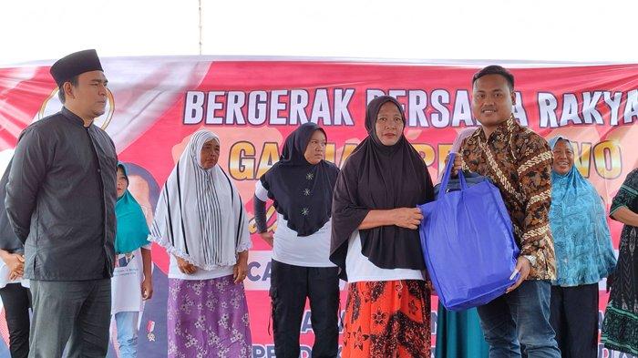 Adil GAMA NTB  menyerahkan bantuan kepada nelaya di Dusun Padak Sie, Desa Seruni Mumbul, Kecamatan Pringgabaya, Kabupaten Lombok Timur, Sabtu (25/11/2023).