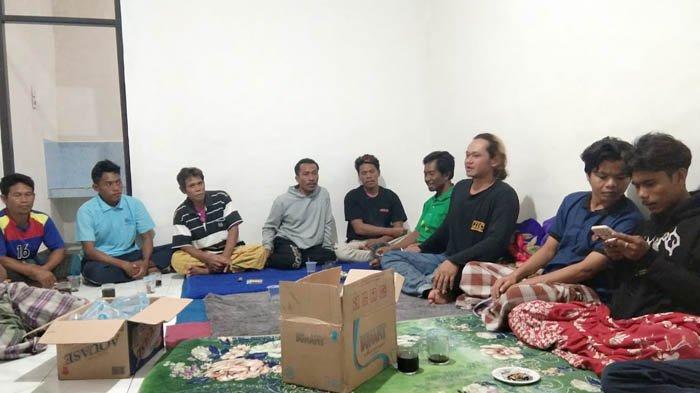 Sebanyak 12 nelayan asal Desa Tanjung Luar, Kecamatan Keruak, Lombok Timur berada di rumah warga Sumba Barat, Provinsi Nusa Tenggara Timur (NTT).