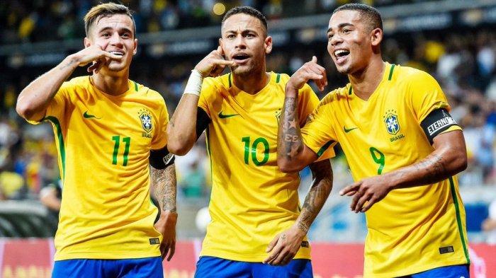 Pemain timnas Brasil Neymar (tengah) bersama rekannya.