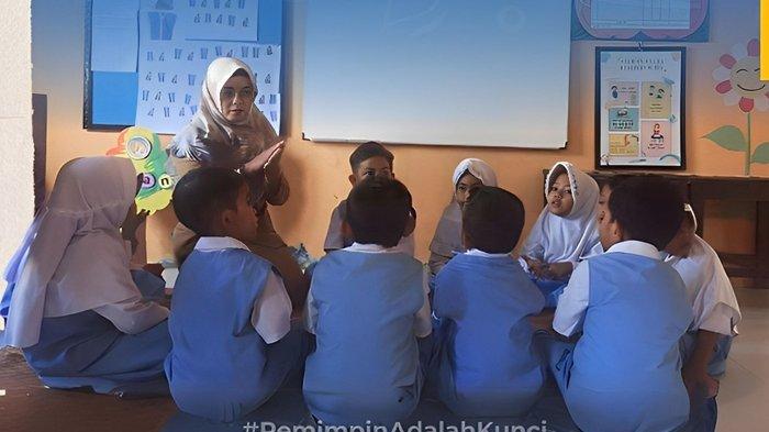 Nila Patmaherawati saat mengajar muridnya di TKN 2 Sekongkang.