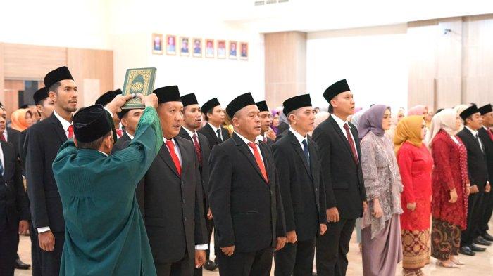 Sebanyak 64 notaris yang dilantik di aula Kanwil Kemenkumham NTB pada Selasa (31/10/2023).