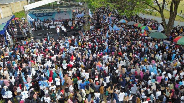 Sepuluh ribu orang memadati lapangan Eks Camat Gunung Sari. Mereka menghadiri Jalan Sehat Cinta Biru bersama Calon Bupati Lombok Barat Hj Nurhidayah dan Calon Wakil Bupati Lombok Barat Imam Kafali Azmi.