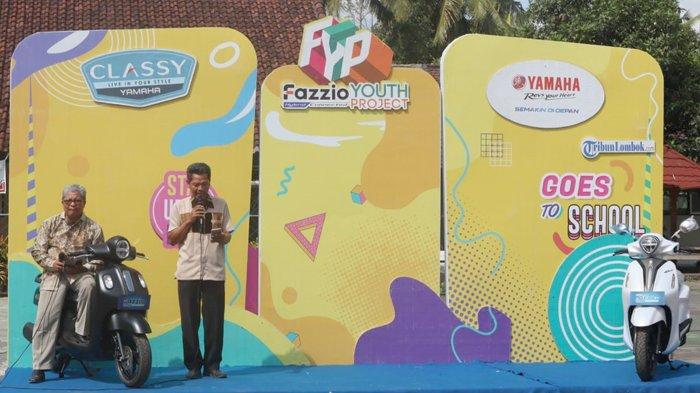 Kepala SMAN 1 Sukamulie, Naharudin dan Wakil Kepala Sekolah, Hujair Fauzan saat menyumbangkan lagu dalam acara Yamaha FYP Goes to School, Selasa (28/11/2023).