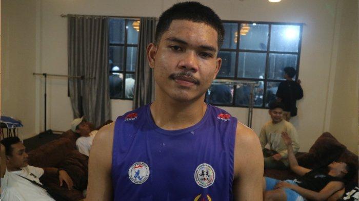 OLAHRAGA - Arfan Jayadi (17) santri Darul Hikmah Desa Darek yang menunjukkan performa luar biasa di atas ring pada gelaran Boxing Bloody Friday Mataram, Nusa Tenggara Barat (NTB) yang digelar, Jumat malam (13/6/2025). Ia mampu mengalahkan lawannya Argin di kelas 75 kilogram super model weight bout.