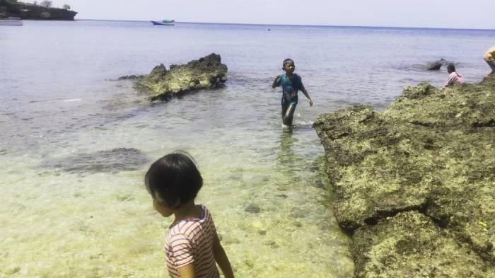 Pengunjung menikmati keindahan Pantai Oi Fanda, di Desa Nipa, Kecamatan Ambalawi, Kota Bima, Minggu (17/12/2023).