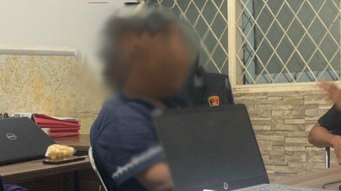 DATANGI POLDA - Oknum dosen berinisial W yang diduga menjadi pelaku kejahatan seksual terhadap mahasiswinya mendatangi markas Polda NTB, Selasa (20/5/2025). Dia mengakui perbuatannya di hadapan penyidik.