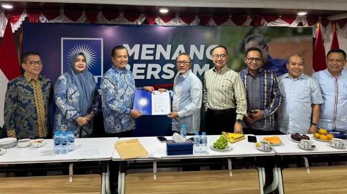 Surat Keputusan (SK) dukungan diserahkan langsung Ketua Umum PAN Zulkifli Hasan kepada Iqbal-Indah di Kantor DPP PAN, Jakarta, Senin (15/7/2024).