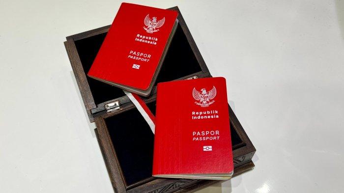 Direktorat Jenderal (Ditjen) Imigrasi menyematkan warna bendera kebangsaan Indonesia, merah putih dalam desain baru paspor Republik Indonesia yang diumumkan bertepatan dengan peringatan Hari Kemerdekaan Ke-79 RI, Sabtu (17/08/2024).