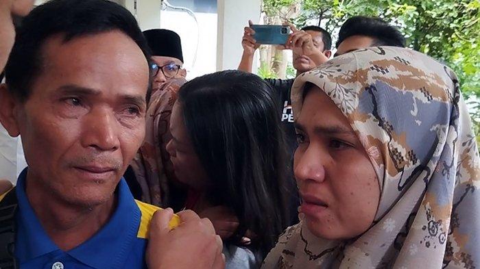 PMI asal NTB Sri Muliemi (kanan) bersama ayahnya saat bertemu di pendopo Gubernur NTB, Senin (3/7/2023).