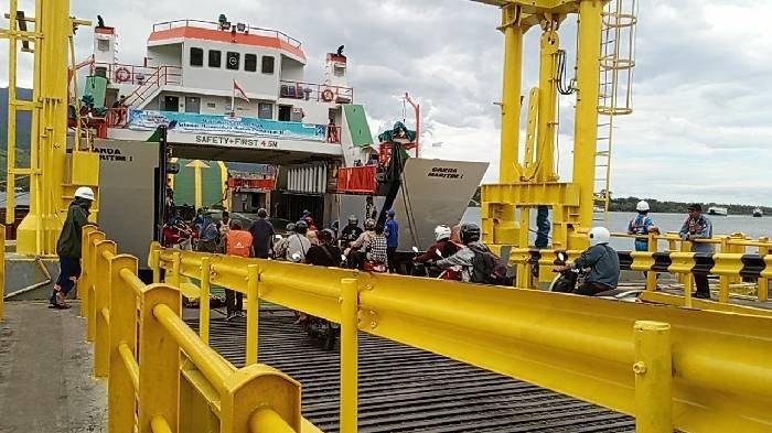 PENUTUPAN PELABUHAN - Suasan penyebrangan di Pelabuhan Poto Tano, Kabupaten Sumbawa Barat belum lama ini. ASDP Cabang Kayangan memastikan tidak ada penutupan pelabuhan meskipun ada demo di pelabuhan.