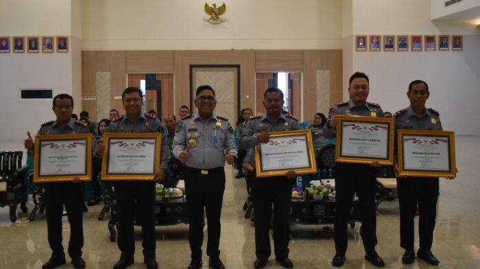 Kakanwil Kemenkumham NTB, Parlindungan, secara simbolis menyerahkan penghargaan kepada satuan kerja yang turut meraih penghargaan tersebut diantaranya Bapas Mataram, Kanim Sumbawa, Kanim Bima dan Rupbasan Mataram, Senin (6/11/2023).