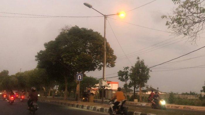Salah satu lampu PJU di Jalan Lingkar Selatan, Kota Mataram yang tidak berfungsi maksimal karena hanya 1 lampu yang menyala, Jumat (6/10/2023).