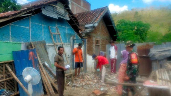 Pembongkaran rumah dan bangunan warga di bantaran Sungai Padolo Bima ditargetkan selesai 31 Juli 2023 sehingga awal Agustus mulai proyek penataan sungai itu.