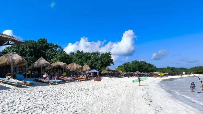 PENATAAN PANTAI AAN - Panorama View Pantai Aan, Desa Sengkol, Lombok Tengah. Akademisi Poltekpar Lombok mendukung penuh rencana penataan Pantai Tanjung Aan yang akan dilakukan ITDC.