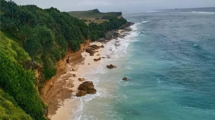 WISATA LOMBOK - Pantai Ekas Lombok Timur. Pantai ini menyuguhkan perpaduan menawan antara pasir putih bersih, laut biru kehijauan, serta suasana pesisir yang damai dan menenangkan jiwa.