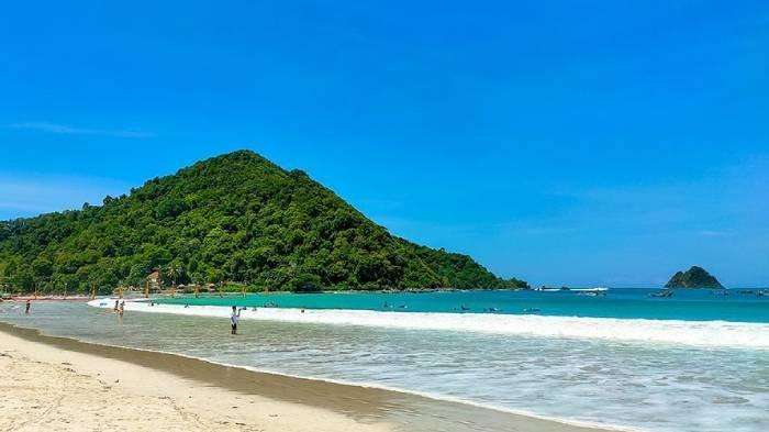 WISATA LOMBOK - Pantai Selong Belanak di Lombok menyuguhkan keindahan pasir putih yang halus, air laut sebening kristal, dan bukit hijau yang mengelilingi. Pantai ini terletak di Desa Selong Belanak, Kecamatan Praya Barat, Lombok Tengah, NTB.