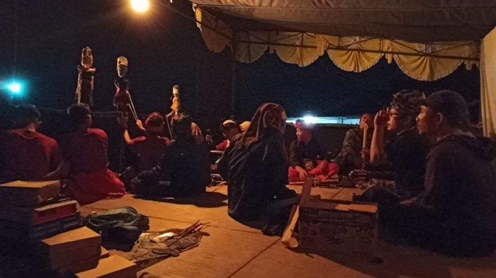 Para crew wayang botol Desa Labulia di atas panggung