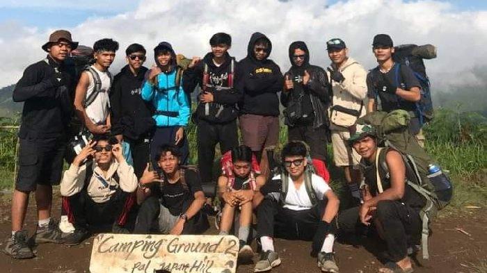 Para pendaki saat berpose di Bukit Pal Jepang