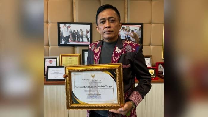 Bupati Lombok Tengah Lalu Pathul Bahri menerima penghargaan Paritrana tingkat Provinsi dari Kepala BPJS Ketenagakerjaan Provinsi NTB di Praya, Selasa (3/9/2024).