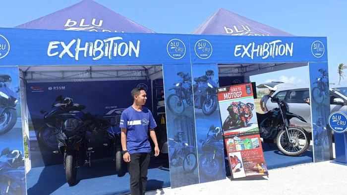 Education Service Yamaha Area NTB, Parizalul Hadi  di depan stan Blu Cru Exhibition kejuaraan nasional Mandalika Racing Series di Sirkuit Mandalika,  Sabtu (15/7/2023).
