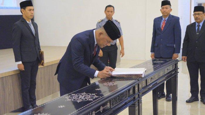 Kakanwil Kemenkumham NTB, Parlindungan saat melantik 64 notaris di aula Kanwil Kemenkumham NTB di Mataram  pada Selasa (31/10/2023).