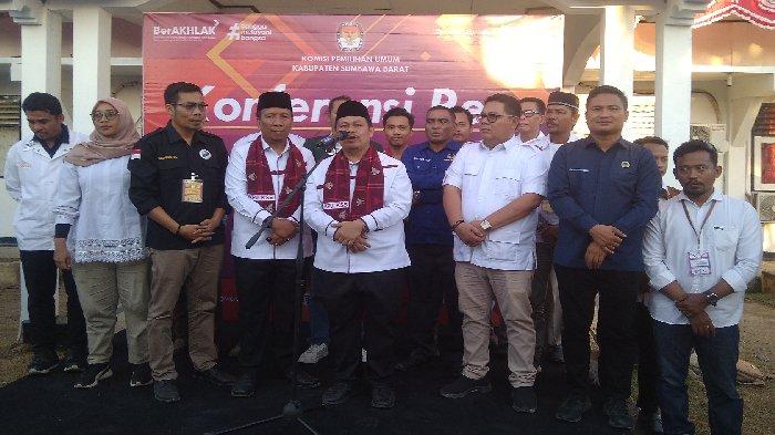 Pasangan Fud-Aher saat mendaftar ke KPU Kabupaten Sumbawa Barat pada Kamis (29/8/2024)