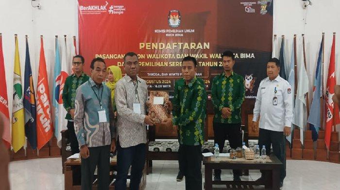 Pasangan H Syafriansar dan Syamsudin mendaftarkan  menjadi bakal calon wali Kota dan Wakil Wali Kota Bima ke Komisi Pemilihan Umum (KPU), Kamis (28/8/2024) malam.