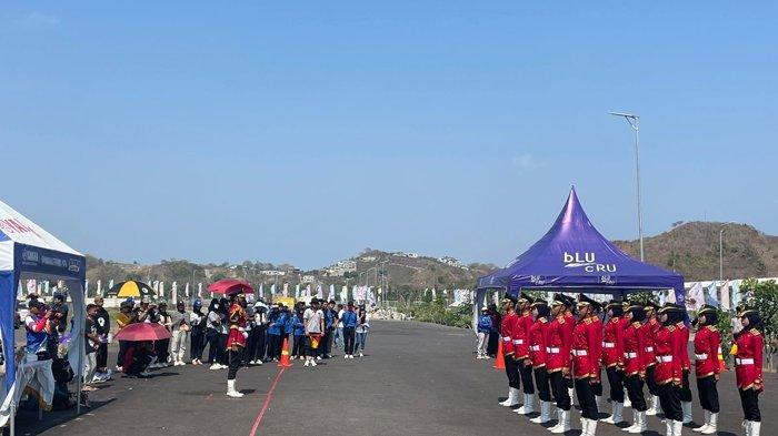Para pelajar SMP dan SMA dari berbagai sekolah di Lombok mengikuti Paskibraka Competition yang diselenggarakan Yamaha STSJ di Sirkuit Internasional Pertamina Mandalika pada hari Minggu (22/10/2023).