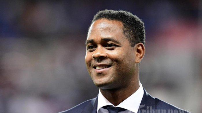 Patrick Kluivert saat menjabat Direktur Olahraga Paris Saint-Germain asal Belanda menyaksikan pertandingan sepak bola L1 Prancis antara Paris Saint-Germain dan Saint-Etienne di stadion Parc des Princes di Paris pada 9 September 2016. (FRANCK FIFE / AFP)