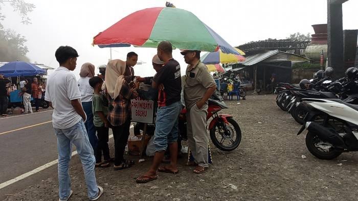 PEDAGANG CILOK SEMBALUN : Nampak pengunjung wisata Pusuk Sembalun sedang membeli cilok di salah satu penjual, Sabtu (5/4/2025).
