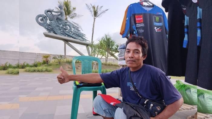 Abdullah alias Amaq Arja (42), salah seorang pedagang asongan saat berjualan di depan patung Jokowi, Sirkuit Mandalika, Selasa (15/10/2024). Ia menjadi satu dari ratusan ratusan pedagang asongan di Mandalika yang merasakan dampak pembangunan Sirkuit Internasional Pertamina Mandalika oleh Presiden Joko Widodo, di Lombok Tengah, Nusa Tenggara Barat (NTB).