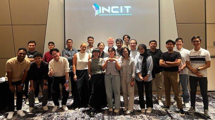 PELATIHAN - Muhamad Ary mengikuti pelatihan coding dari PT Amman Mineral Nusa Tenggara (AMMAN) bersama peserta lain di Singapura, belum lama ini.