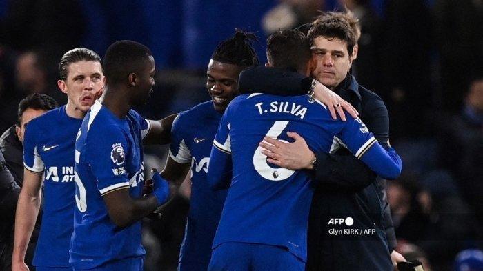 Pelatih kepala Chelsea Mauricio Pochettino (kanan) memeluk beknya #06 Thiago Silva pada akhir pertandingan sepak bola Liga Premier Inggris melawan Crystal Palace di Stamford Bridge, 27 Desember 2023. Chelsea menang 2 - 1 melawan Crystal Palace.