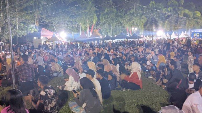 Masyarakat mengikuti acara pelepasan pasangan Zul Rohmi di halaman kantor Gubernur  Nusa Tenggara Barat di Kota Mataram, Jumat malam 15 September 2023.