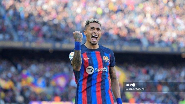 Penyerang Barcelona asal Brasil, Raphinha, merayakan gol pertama timnya saat pertandingan sepak bola Liga Spanyol antara FC Barcelona dan Valencia CF di stadion Camp Nou di Barcelona pada 5 Maret 2023.