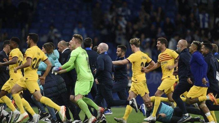 Para pemain dan staf Barcelona berlarian menuju ruang ganti setelah sejumlah oknum suporter Espanyol masuk ke lapangan. Momen ini terjadi seusai laga Espanyol vs Barcelona di Stadion RCDE, Senin (15/5/2023) dini hari WIB.