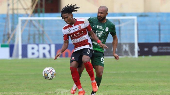 MADURA MENANG TIPIS - Pemain Madura United Kwateh berebut bola dengan pemain Rans Nusantara FC Barrios pada pertandingan Liga 1 di Stadion Sultan Agung, Bantul, Yogyakarta, Jumat (23/12/2022).
