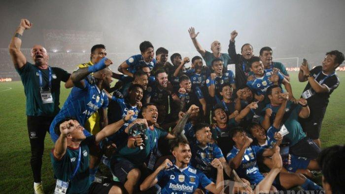 PERSIB MENANG TIPIS - Pemain Persib Bandung, official dan manajemen merayakan kemenangan usai laga final di stadion Gelora Bangkalan, Jumat (31/5/2024).