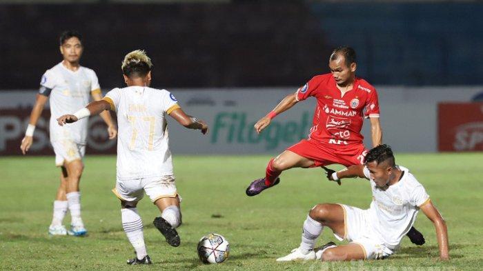 PERSIJA BERPOTENSI MENANG - Pemain Persija Jakarta Riko Simanjuntak berebut bola dengan pemain Dewa United Fahmi dan Rossi pada pertandingan Liga 1 di Stadion Sultan Agung, Bantul, Yogyakarta, Selasa (20/12/2022).