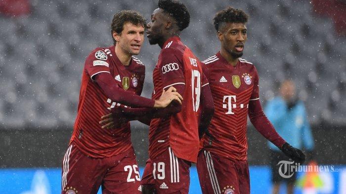 Pemain depan Bayern Munich Jerman Thomas Mueller (kiri) merayakan mencetak gol pembuka dengan rekan satu timnya gelandang Bayern Munich Kanada Alphonso Davies (tengah) dan pemain depan Bayern Munich Prancis Kingsley Coman selama pertandingan sepak bola grup E Liga Champions UEFA FC Bayern Munich v FC Barcelona di Munich , Jerman selatan pada 8 Desember 2021. Bayern Munchen diprediksi bakal menang dengan skor 1-3 kontra Werder Bremen di Liga Jerman pekan 31, FC Hollywood punya tips jitu untuk menang.