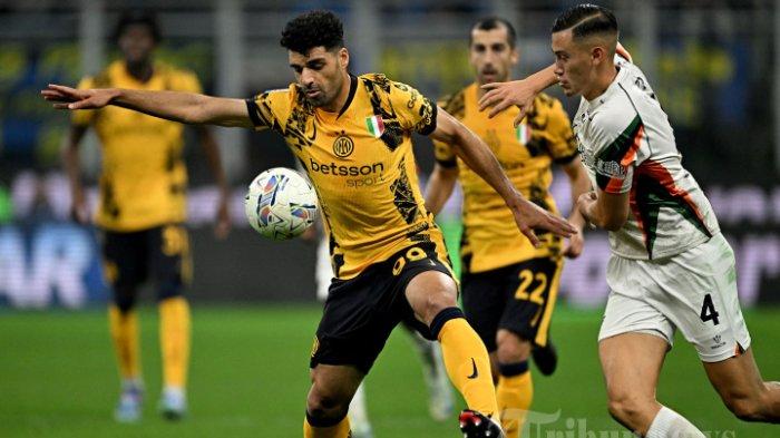 JAY IDZES VENEZIA - Pemain depan Inter Milan asal Iran #99 Mehdi Taremi (kiri) berebut bola dengan bek Venezia Indonesia #04 Jay Idzes selama pertandingan sepak bola Serie A Italia antara Inter Milan dan Venezia FC di stadion San Siro di Milan, pada 3 November 2024. (Photo by GABRIEL BOUYS / AFP)