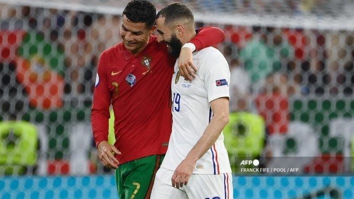 Pemain depan Portugal Cristiano Ronaldo dan pemain depan Prancis Karim Benzema berjalan bersama di pertandingan Grup F EURO 2020 di Puskas Arena pada 23 Juni 2021.