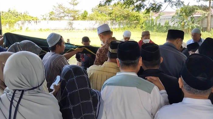 Suasana  pemakaman jenazah dosen UIN Raden Mas Said Surakarta, Wahyu Dian Silviani di Mataram, Sabtu (26/8/2023) sekira pukul 10.00 WITA.