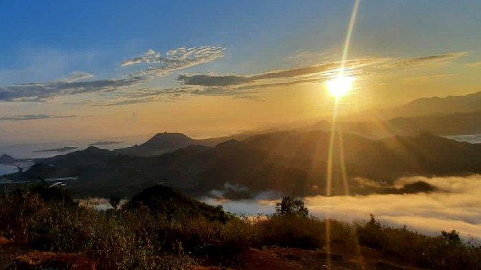 Pemandangan pagi hari di Bukit Mantar, Sumbawa Barat, NTB.