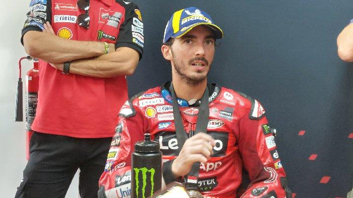 Pembalap Ducati Lenovo Francesco Bagnaia menjawab pertanyaan wartawan usai balapan sprint di Sirkuit Mandalika, Lombok Tengah, Sabtu (28/9/2024).