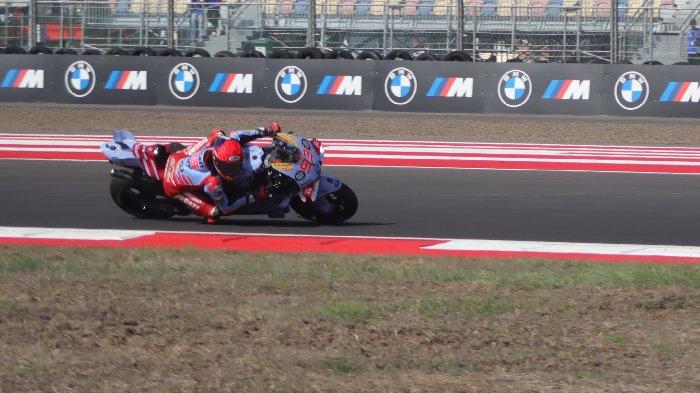 Pembalap Gresini Racing Marc Marquez melintasi tikungan 16 Sirkuit Mandalika, Minggu (29/9/2024).